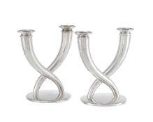 Paire de bougeoirs en métal argenté Christofle, modèle de Gio Ponti, de forme cornes d'abondance ent