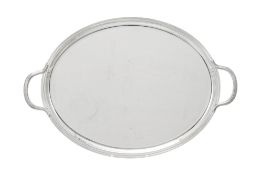 Plateau ovale de service à anses en métal argenté Christofle, France, à décor de filets, long. 52,5