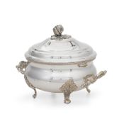 Soupière quadripode en métal argenté, XXe s., la prise en forme de cucurbitacée, les prises et anses