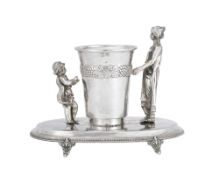 Coupe sur présentoir en argent 800, Nice, encadrée par une femme et un putto, décor de feuilles d'ea