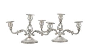 Paire de candélabres à 2 bras de lumière et 1 feu central en métal argenté, marque Rogers Bros, XXe