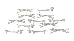 Suite de 12 porte-couteaux en métal argenté, fin XXe s., 2 modèles "chien", long. 8,5 cm