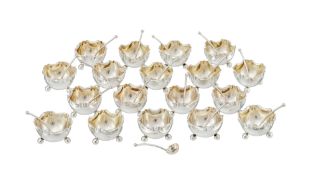 Suite de 18 salerons tripodes et 17 cuillers en argent et vermeil 950, poinçons Bossard, Lucerne et