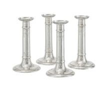 Suite de 4 flambeaux en argent Sterling, Tiffany & Co, New York, XXe s., à décor de fleurs et guirla