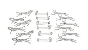 Ensemble de 18 porte-couteaux en métal argenté, fin XXe s., comprenant: 6 chevaux, 6 cerfs et 6 cana