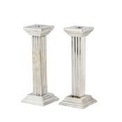 Paire de flambeaux colonne en métal argenté, XXe s., le fût à cannelures, h. 23 cm