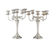 Paire de candélabres à 4 bras de lumière et 1 feu central en métal argenté, XXe s., à décor de feuil