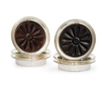 Suite de 6 dessous de bouteille en métal argenté Christofle, pour le Château d'Eu, gravés aux armes