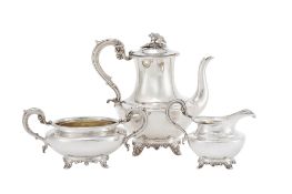 Ensemble d'1 théière, 1 sucrier et 1 crémier quadripodes d'époques Victorienne et Georges III en arg