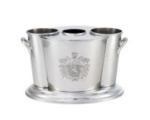 Seau à bouteilles en métal argenté, XXe s., gravé d'armoiries, h. 23,5 cm