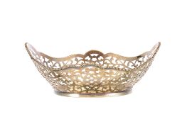 Petite coupe ovale en vermeil 800, XXe s., à décor ajouré de feuillage, long. 17,5 cm, h. 6,5 cm,150