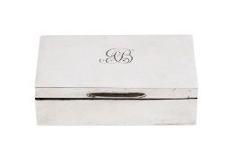 Boîte à cigarettes en argent, par Mappin & Webb, Londres, 1912, le couvercle gravé, 16x8,5x5 cm