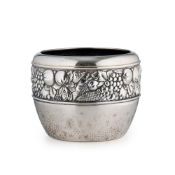 Cache-pot en métal argenté, XXe s., à décor en relief de fruits, h. 21,5 cm