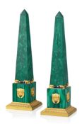 Paire d'obélisques de style Empire, XXe s., en placage de malachite et bronze doré figurant des mufl