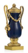 Vase couvert de style Louis XVI, XIXe s., en porcelaine de Chine bleu, monture en bronze doré et cis