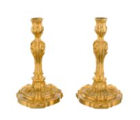 Paire de flambeaux de style Louis XV, XXe s., en bronze doré et ciselé, à décor de feuilles d'acanth