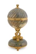 Boîte sphérique, XXe s., en pierre dure et bronze doré, à décor de godrons torsadés reposant sur tro
