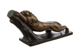 Jaguar s'étirant sur un tronc, bronze à patine bichrome, XXe s., non signé, long. 34,5 cm