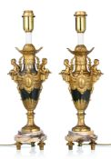Paire de lampes de style Louis XVI, début du XXe s., en marbre, tôle peinte et métal doré, à décor d