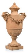 Vase néoclassique, XIXe s., en terre cuite à décor de bélier, guirlandes de pampres de vigne, feuill
