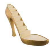 Présentoir commercial en forme d'escarpin, USA, en résine peinte et dorée, h. 37 cm, long. 61 cm