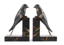Suzanne Bizard (1873-1963), paire de serre-livres "hirondelles", bronze ou métal argenté et bleui, s