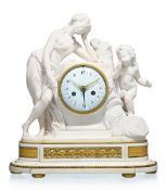 Pendule borne d'époque Louis XVI, en marbre, ornementations en bronze doré, figurant une femme drapé