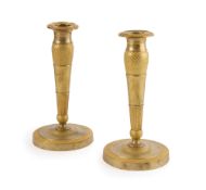 Paire de flambeaux d'époque Restauration, en bronze doré, à décor de treillis, perles et feuillages,