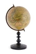 Globe terrestre allemand de bureau circa 1925-1930, monté sur une sphère en carton recouverte de fus
