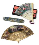 Ensemble de 2 éventails en ivoire avec feuilles peintes, fin XIXe s., dont 1 Canton pour le marché e