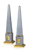 Paire d'obélisques de style Empire, XXe s., en marbre gris et bronze doré, pieds griffes, base à sec