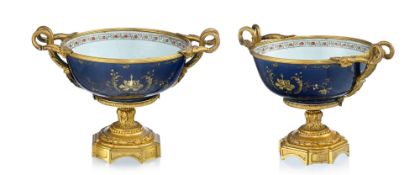 Paire de coupes, Chine, XIXe s., à décor extérieur bleu poudré de fleurs et rinceaux, intérieur fami
