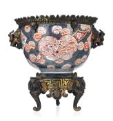 Coupe Imari, XIXe s., en porcelaine polychrome à décor floral, avec monture en bronze doré à décor s