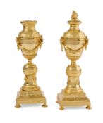 Paire de cassolettes formant flambeaux de style Louis XVI, XXe s., en bronze et métal doré, à décor