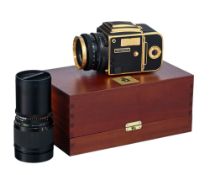 Appareil photographique Hasselblad 2000 FC/M série limitée 100 ans plaquée or, Suède, 1985, objectif