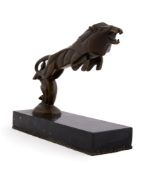 Casimir Brau (actif 1920-1930), Mascotte : lion bondissant, bronze a patine brune, signée et numérot