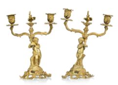 Paire de bougeoirs, début XXe s., en bronze doré, figurant un putto jouant de la flûte reposant sur