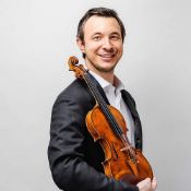 Initiation au violon avec Roman Filipov, 1er violon solo OSR. Le musicien s'adapte au niveau de l'él