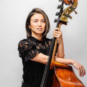 Initiation à la contrebasse avec Ivy Wong, contrebasse soliste remplaçante OSR. Le musicien s'adapte