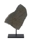 Météorite martienne NWA 17472, avec socle sur mesure, 288 g., 13 x 11,5 cm