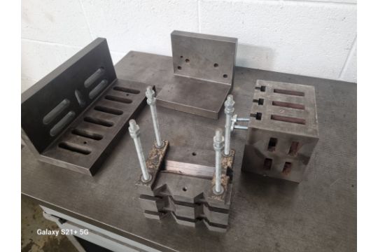 2 various Engineers Cubes, 6in x 5in x 4.5in and 95mm x 100mm x 150mm and 2 various Angle Plates, - Image 1 of 7