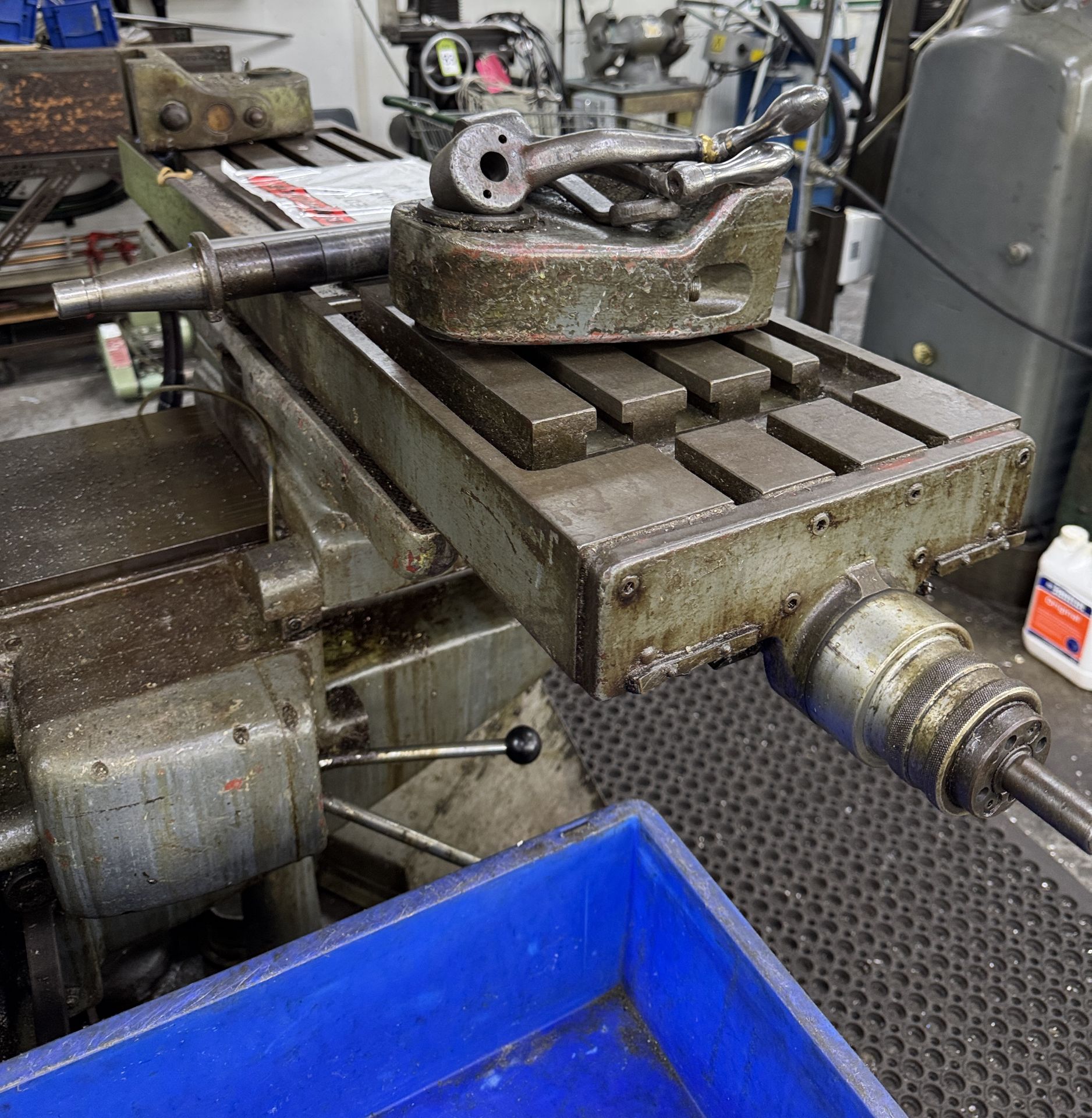 Victoria horizontal Milling Machine, 415volts, with slotted table, indexing head, machine vice, - Image 4 of 20