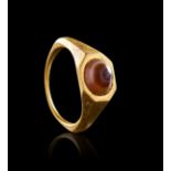 A RARE ROMAN AGATE "DZI" EYE BEAD ON A GOLD RING, CIRCA 1ST CENTURY A.D.