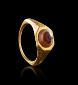 A RARE ROMAN AGATE "DZI" EYE BEAD ON A GOLD RING, CIRCA 1ST CENTURY A.D.