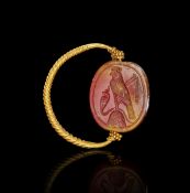 AN EGYPTIAN GOLD & CARNELIAN FINGER RING, PTOLEMAIC PERIOD, 304-30 B.C.