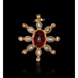 A LARGE BYZANTINE GOLD PENDANT WITH GARNET ENGRAVED CHI-RHO MONOGRAM FLANKED BY THE GREEK LETTERS AN