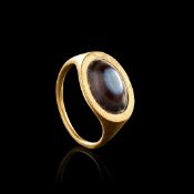 A ROMAN GOLD & AGATE "DZI" BEAD RING, CIRCA 1ST-2ND CENTURY A.D.