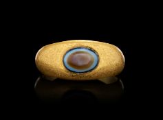 A RARE ROMAN AGATE "DZI" EYE BEAD ON A GOLD RING, CIRCA 1ST CENTURY A.D.