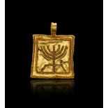 ROMAN GOLD PENDANT WITH GOLD FILIGREE JEWISH MENORAH. CIRCA: 1ST-3RD CENTURY A.D.