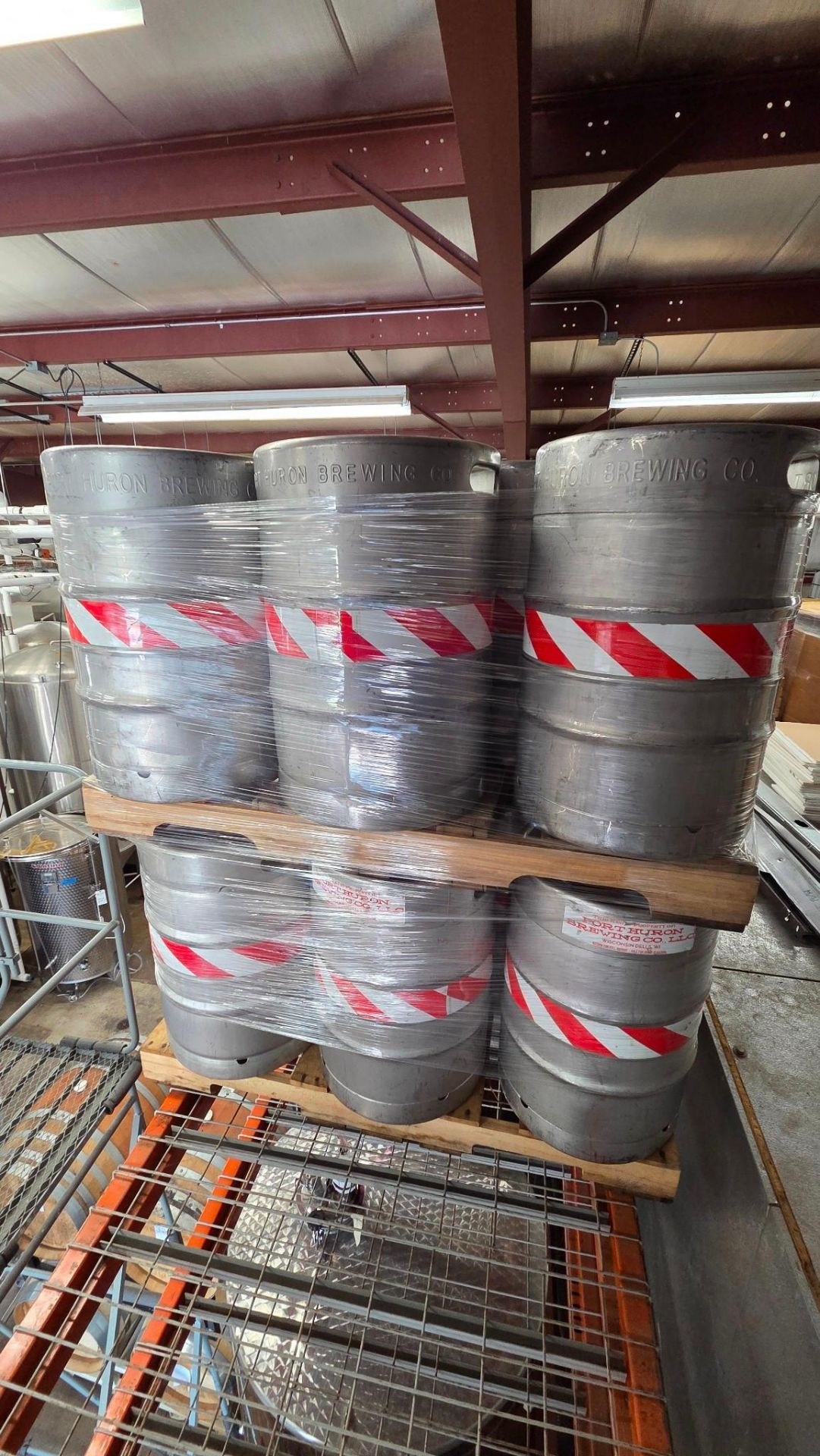 (16) 15.5 GALLON KEG CONTAINERS 58 LITERS 165 12OZ BEERS/ 124 16OZ ...